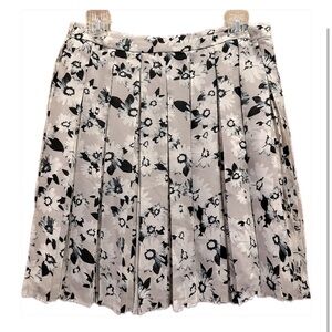 Banana Republic Pleated Silky Skirt 
Size 4
Perfect condition